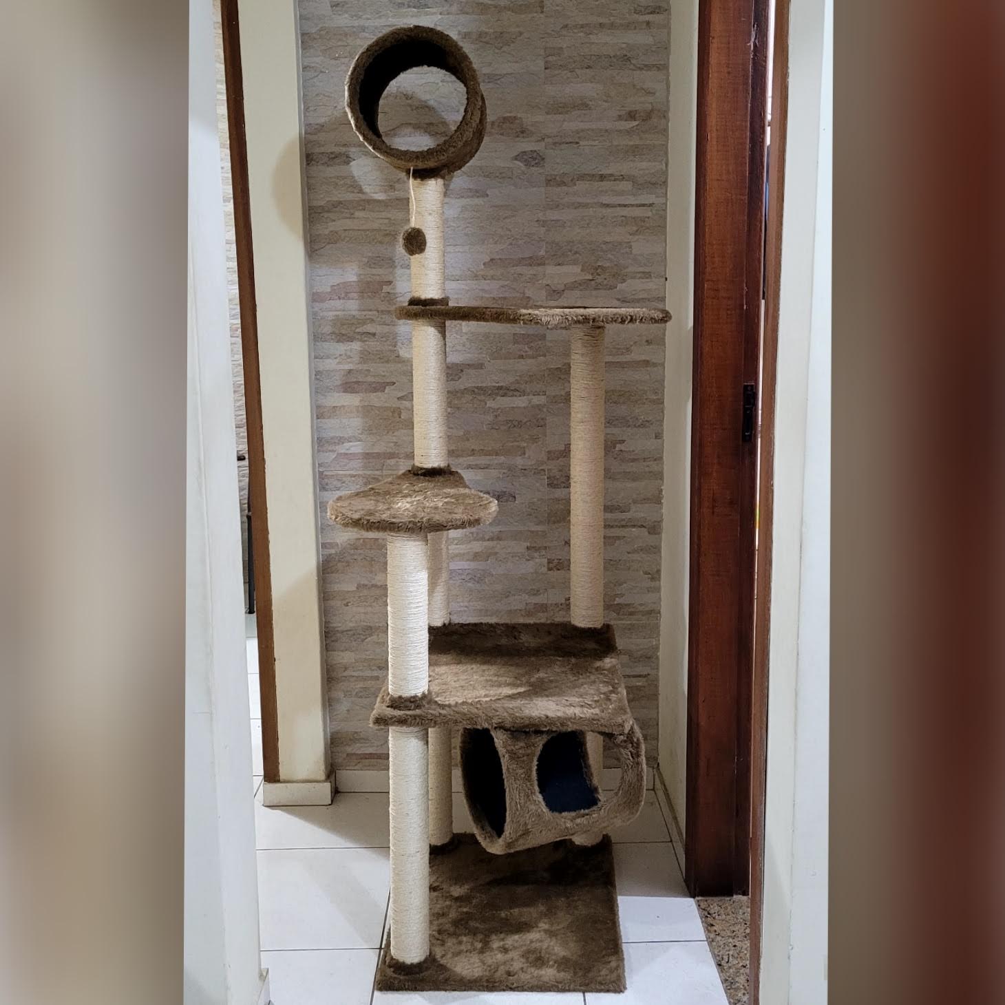 Gato feliz usando arranhador artesanal da Mimo do Gato